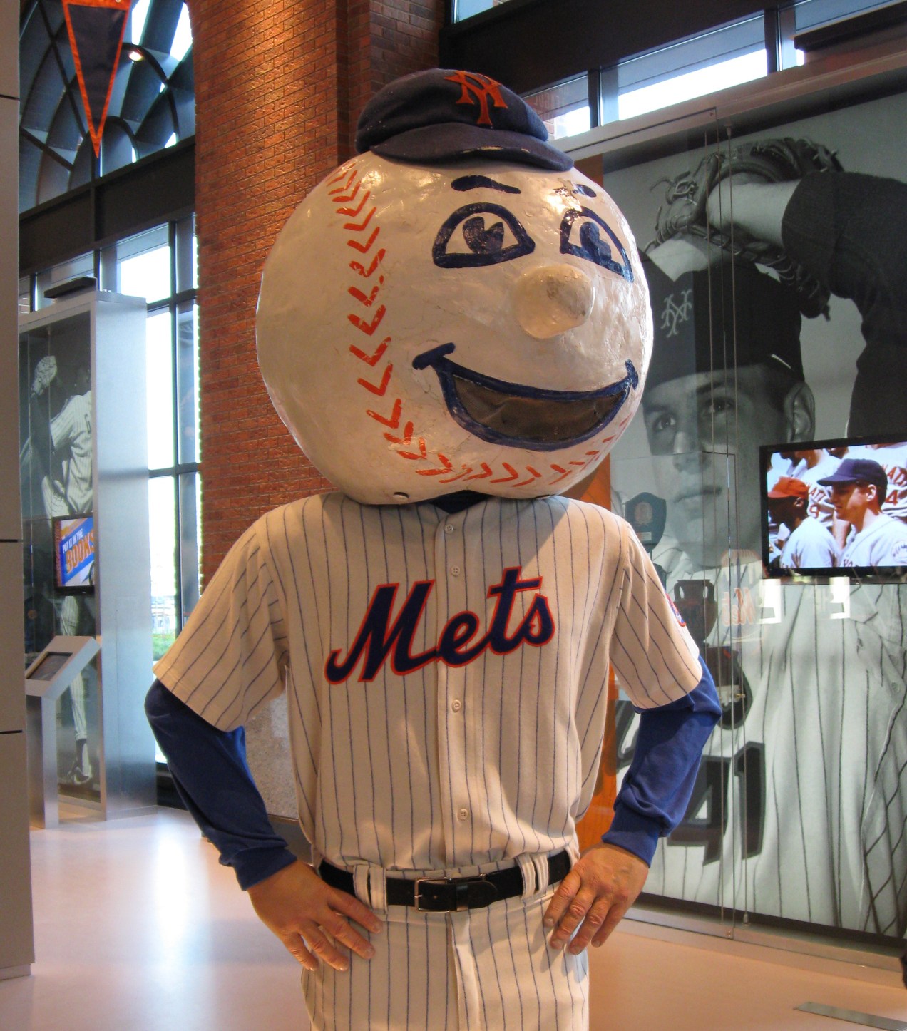 Mr. Met. Photo by Richiek.